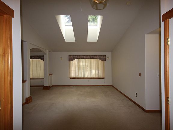3rd image of 6703 Oakbrook Ct SE