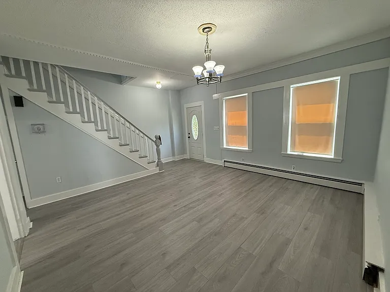 147 Morse St — Photo 2
