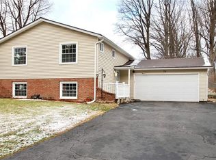 74 Olde Erie Trl, Rochester, NY 14626