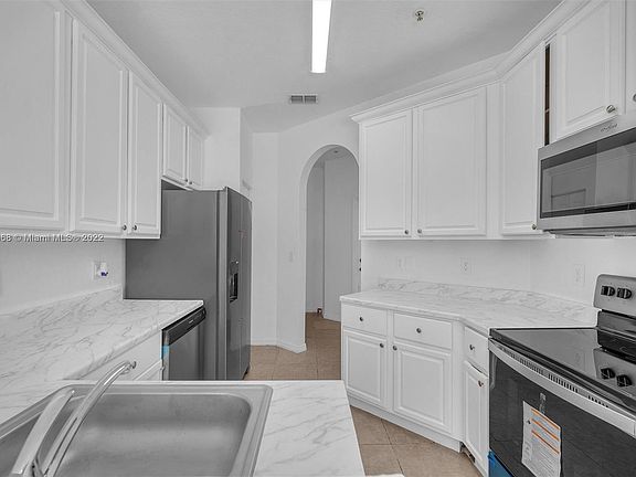 4th image of 875 Pipers Cay Dr #N