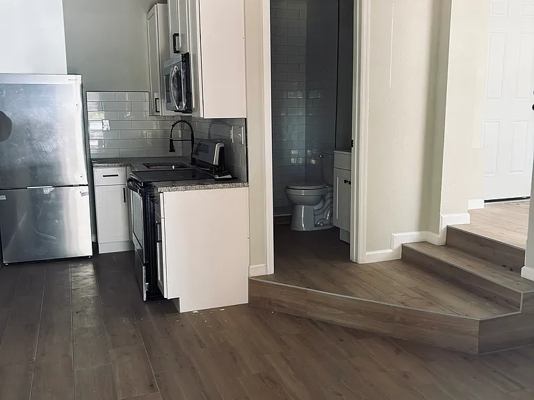 1145 Oakhill St — Photo 3