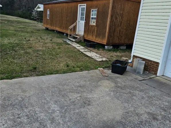 255 Yancey Dr, Hokes Bluff, AL 35903