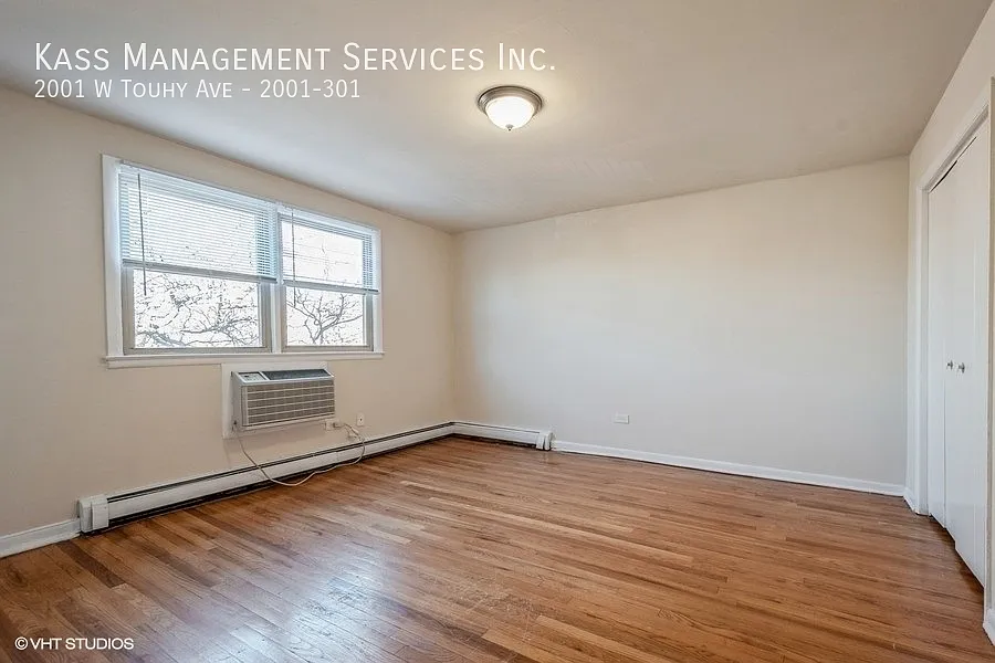Video Tour Attached! Huge Rogers Park 2bd/2bth with Heat & Gas Included-Separate Living & Dining — Photo 4
