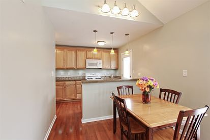 5th image of 228 W Dartmoor Ave #1