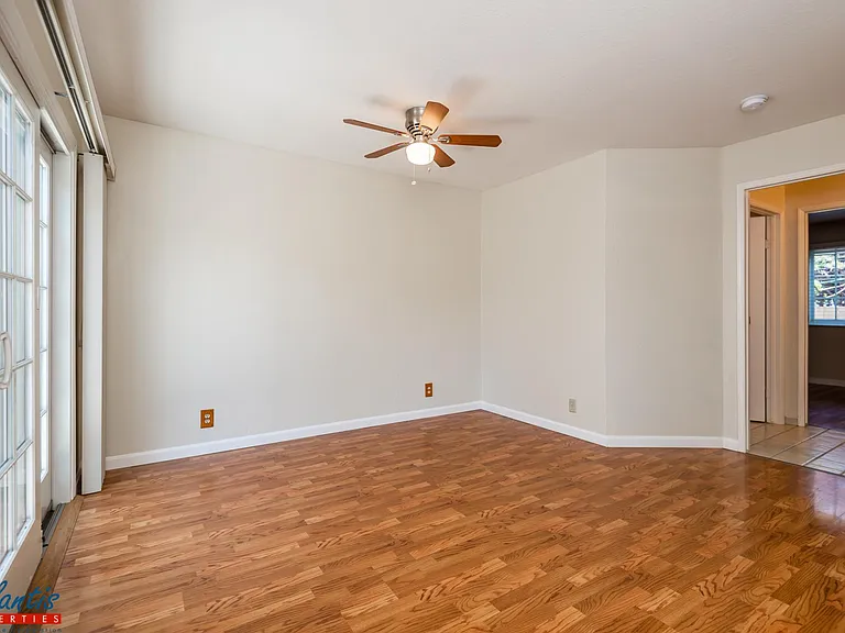 215 Topeka Ave — Photo 8