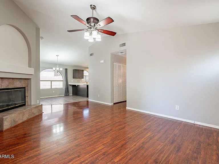 491 E Devon Dr — Photo 6