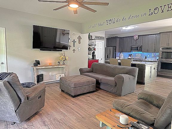 3rd image of 308 Browns Ln