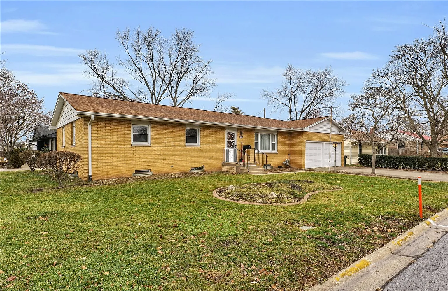 1302 E Fairlawn Dr photo 1