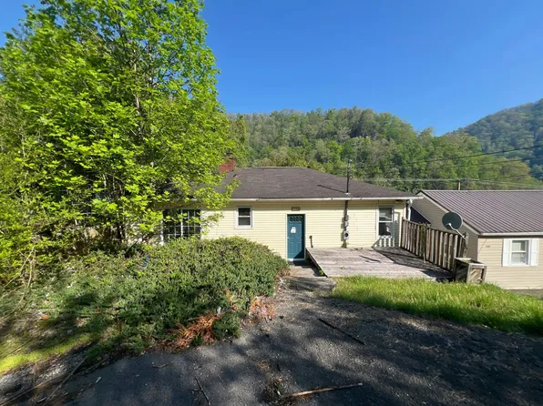 1114 Russell Hill St, Grundy, VA 24614