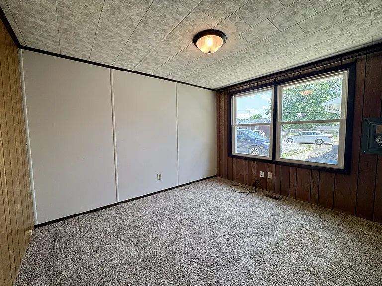 323 W Smith St — Photo 11