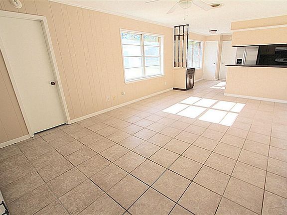 3rd image of 3016 Crest Dr