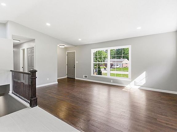 5th image of 9939 Campbell St