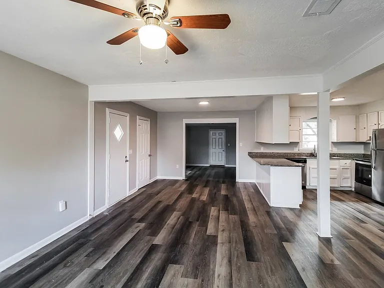107 Galahad Dr — Photo 2