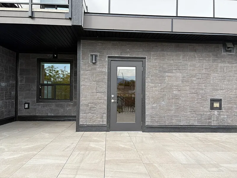 1036 Coronation Ave — Photo 4