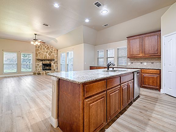 4th image of 906 Chatsworth Dr
