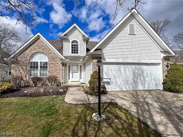 18676 N Winding Oak Dr, Middleburg Heights, OH 44130