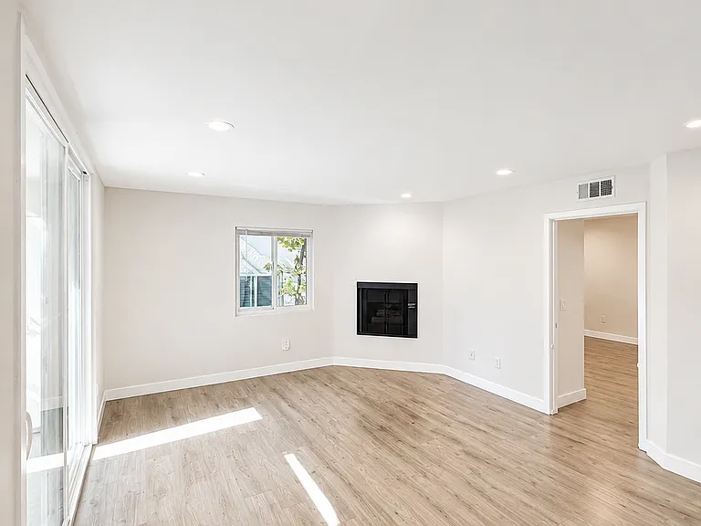 1943 Tamarind Ave #104 — Photo 2
