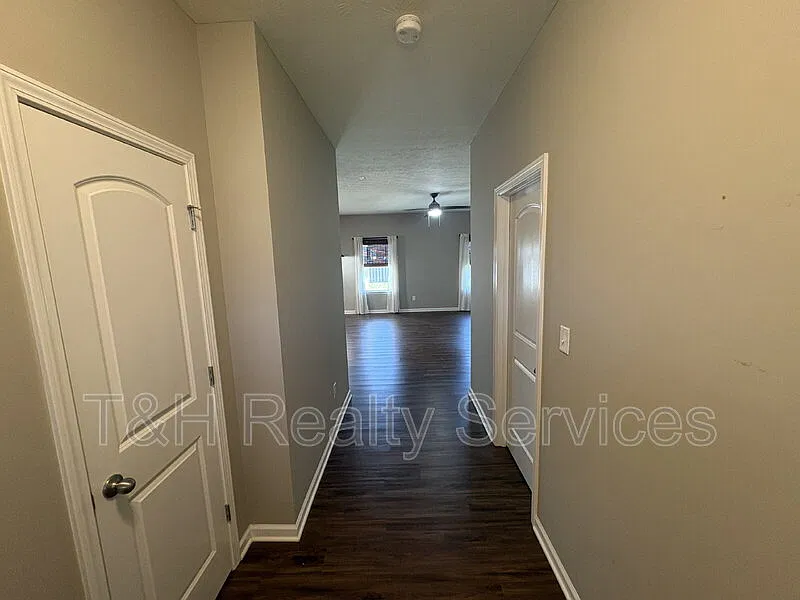 3 bed, 2.0 bath, 1419 sqft, $1,800 — Photo 3