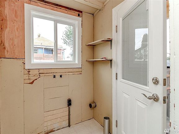 2nd image of 1212 Burwell St