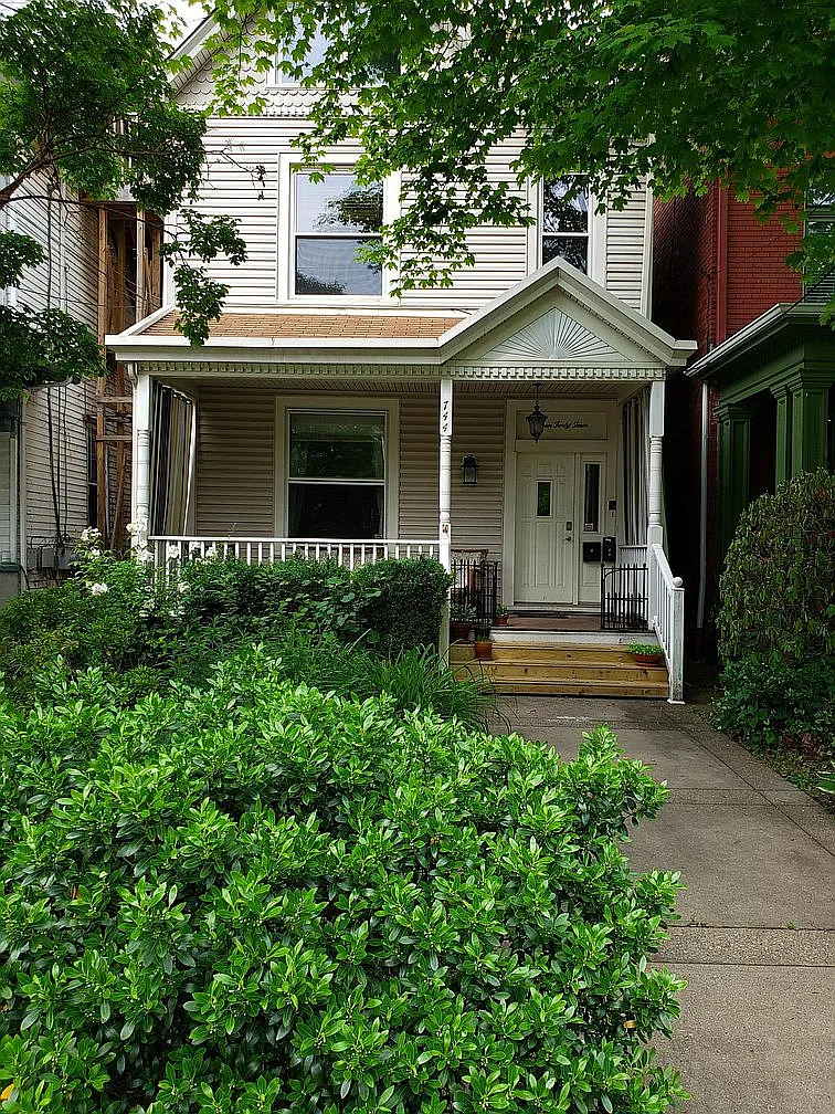 744 E End Avenue — Photo 1