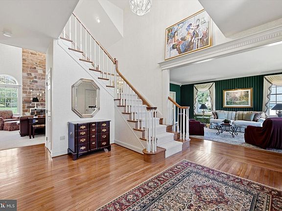 3rd image of 2594 Hillcrest Dr