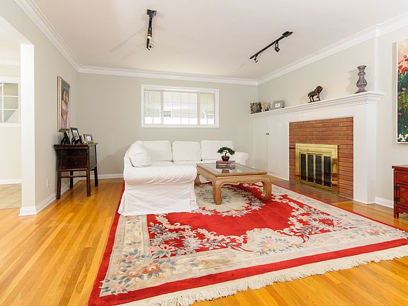 Living Room w/fireplace