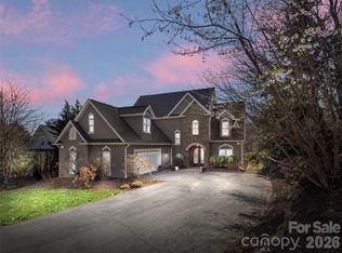 636 Vista Falls Rd, Mills River, NC 28759