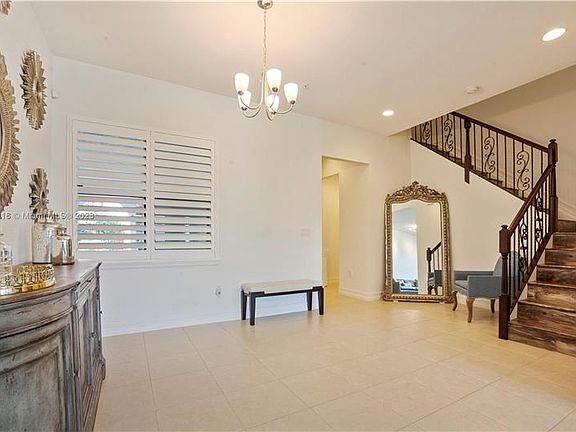 4th image of 11612 SW 13th Ln #11612