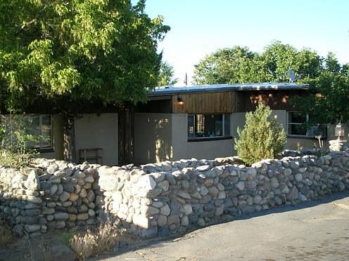 Front courtyard from driveway