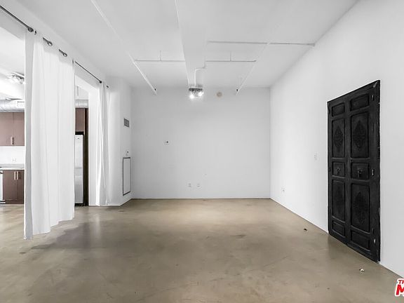 4th image of 849 S Broadway #406
