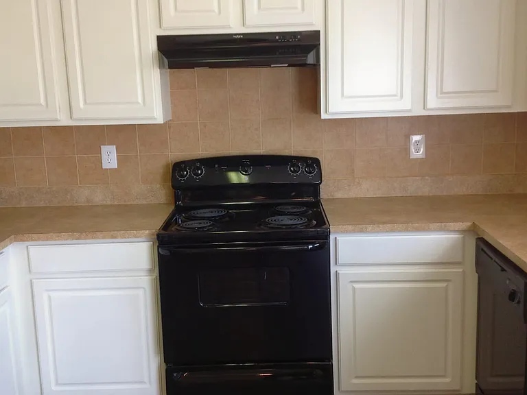 917 Redford Ln — Photo 6