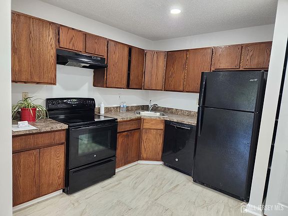 5th image of 282 Hampshire Ct #282