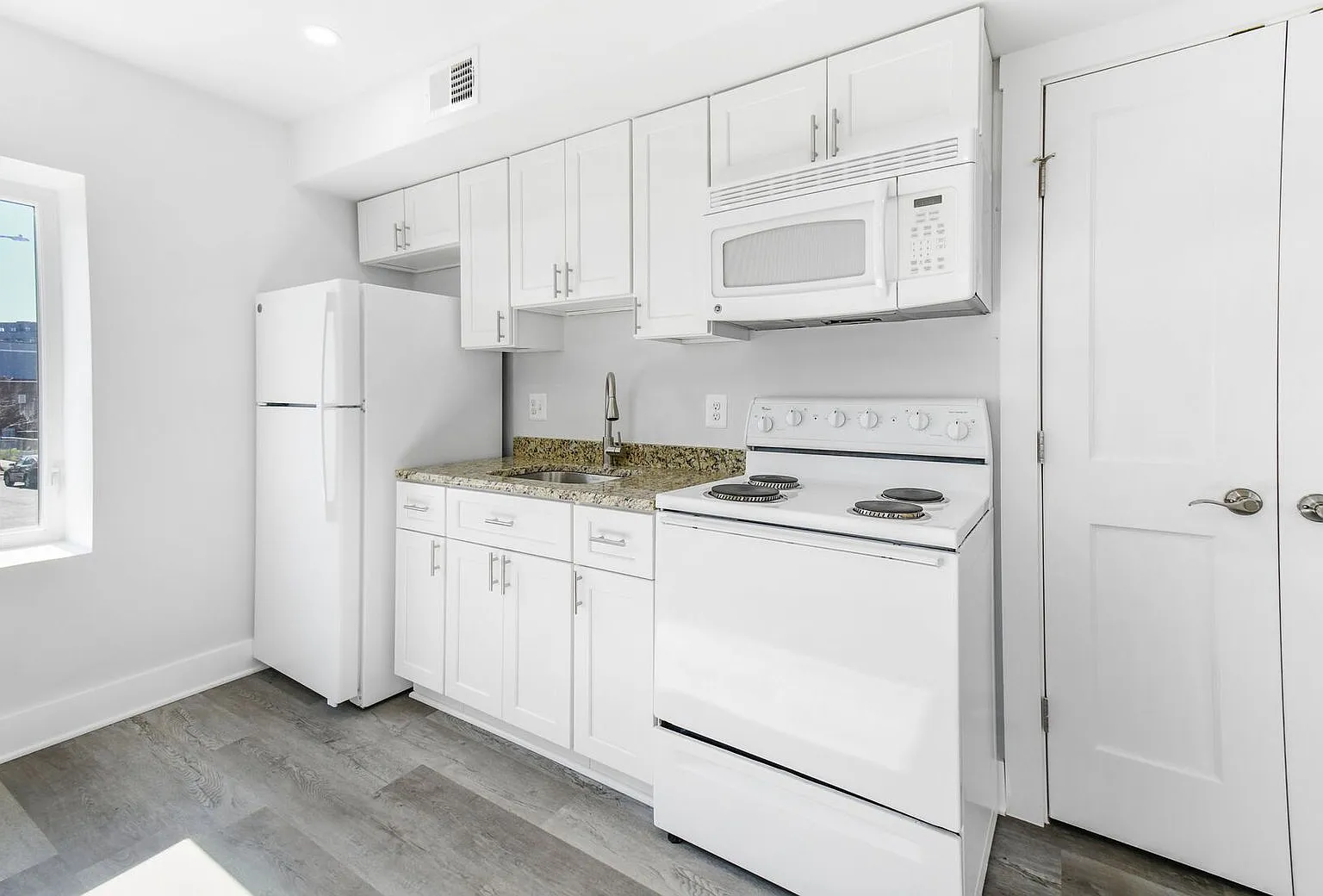1516 Holbrook St NE — Photo 1