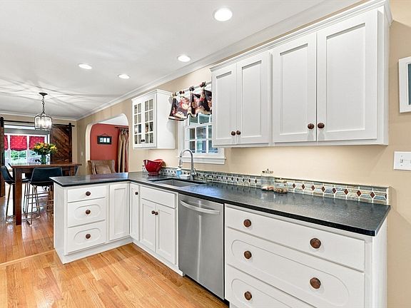 4th image of 62 Walnut Rd