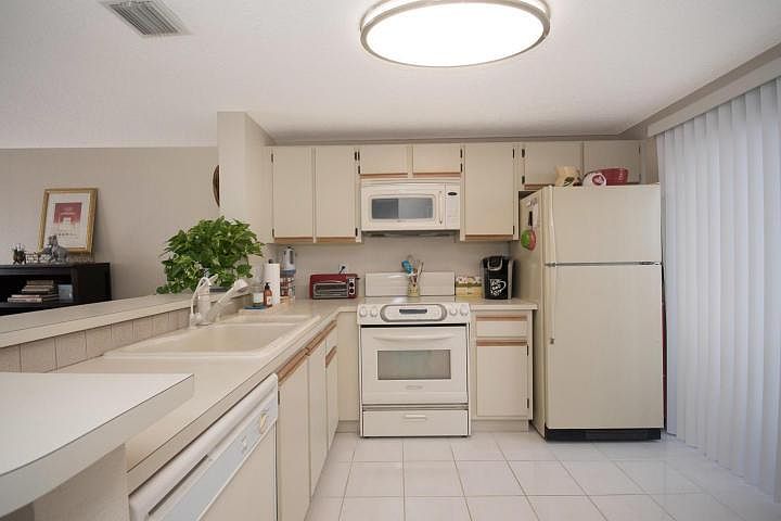 2nd image of 936 Jeffery St #936