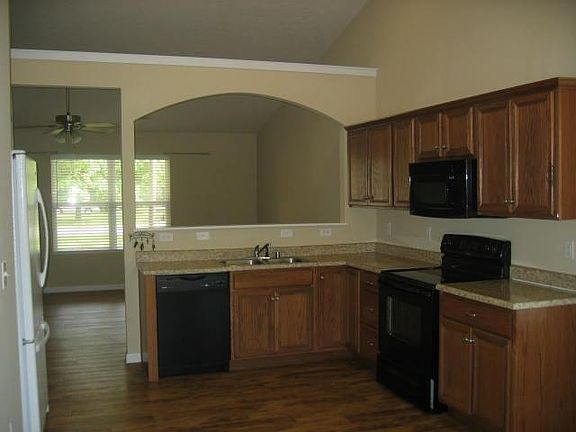 Fully Equipped Eat-In Kitchen