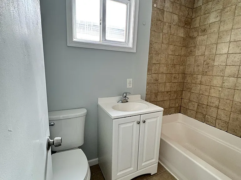 330 Kline St — Photo 2