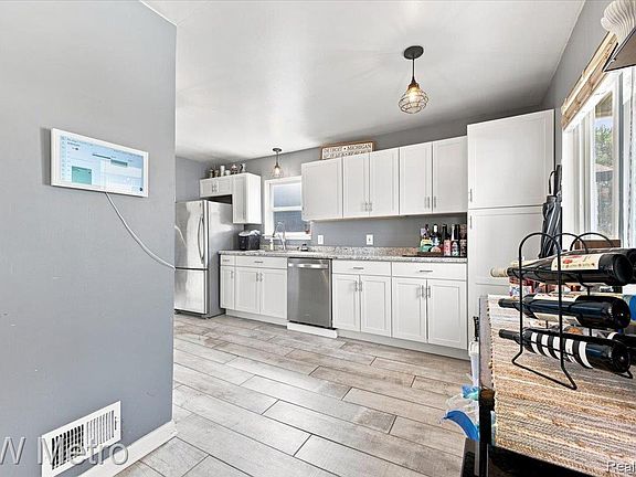 4th image of 1762 E Granet Ave