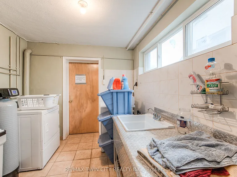 132 Allen St E #1 — Photo 17