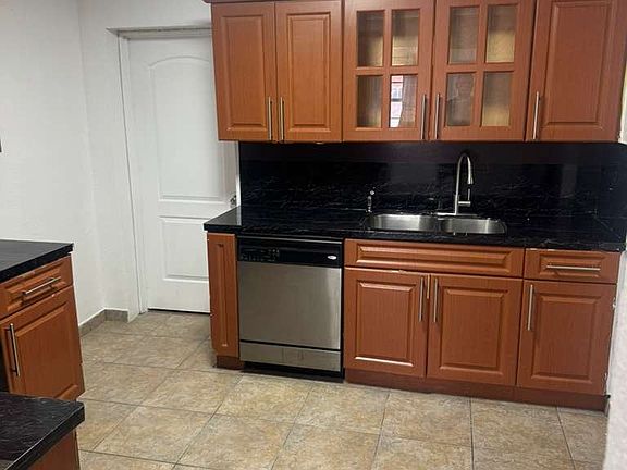 2nd image of 35 W 61st St Unit 1