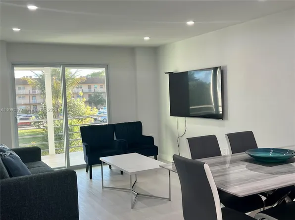 8595 Sunrise Lakes Blvd APT 207, Sunrise, FL 33322