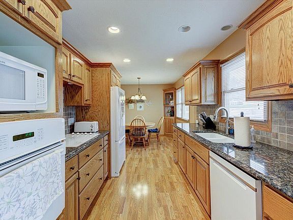 4th image of 15274 Pinehurst Dr
