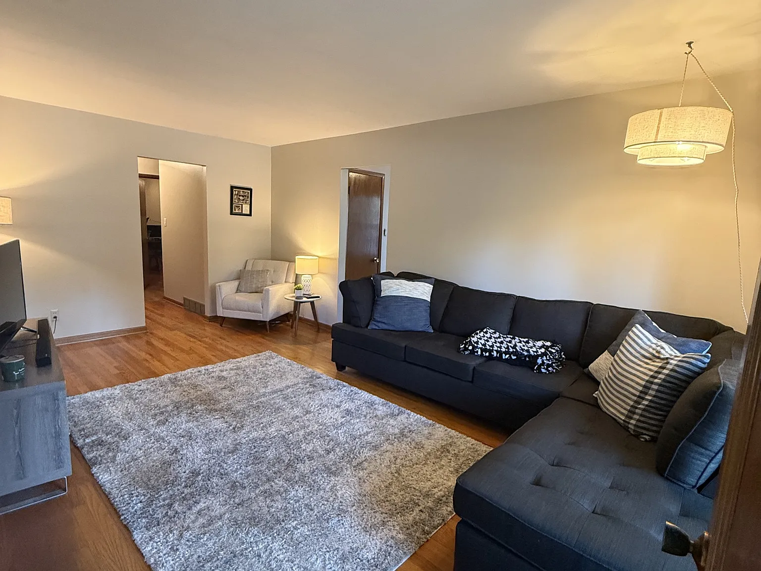 Beautiful 2-Bedroom Duplex in Windsor Heights — Photo 3