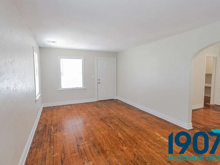2321 NE 25th St — Photo 7