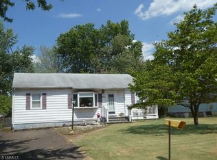 9 Poe Ave, Somerset, NJ 08873