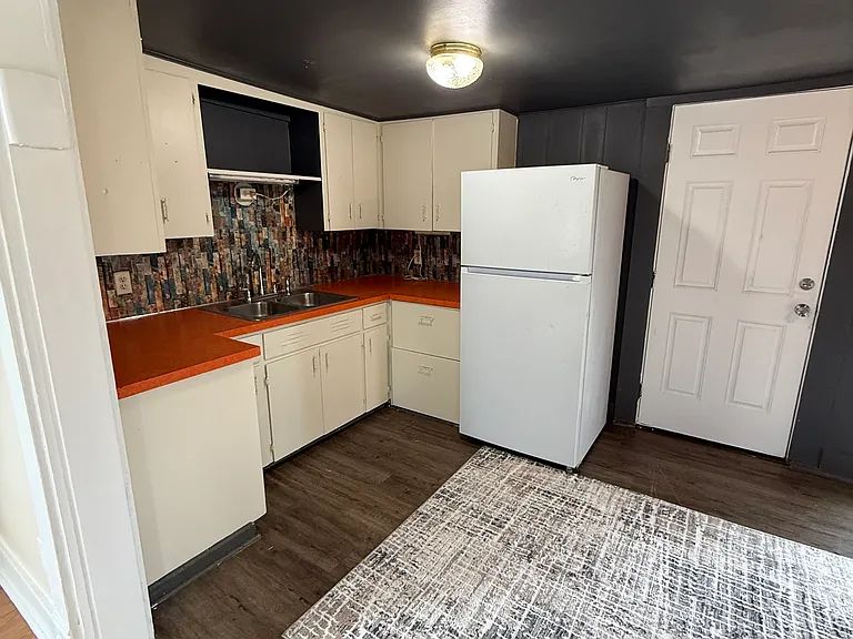 1309 E Walnut St — Photo 2