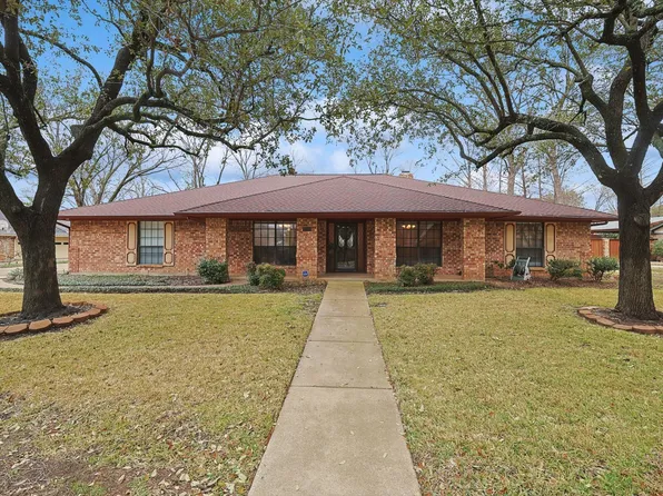 3816 Cambridge Cir W, Bedford, TX 76021