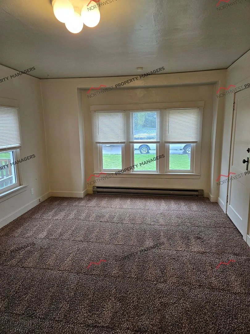 r13c — Photo 3