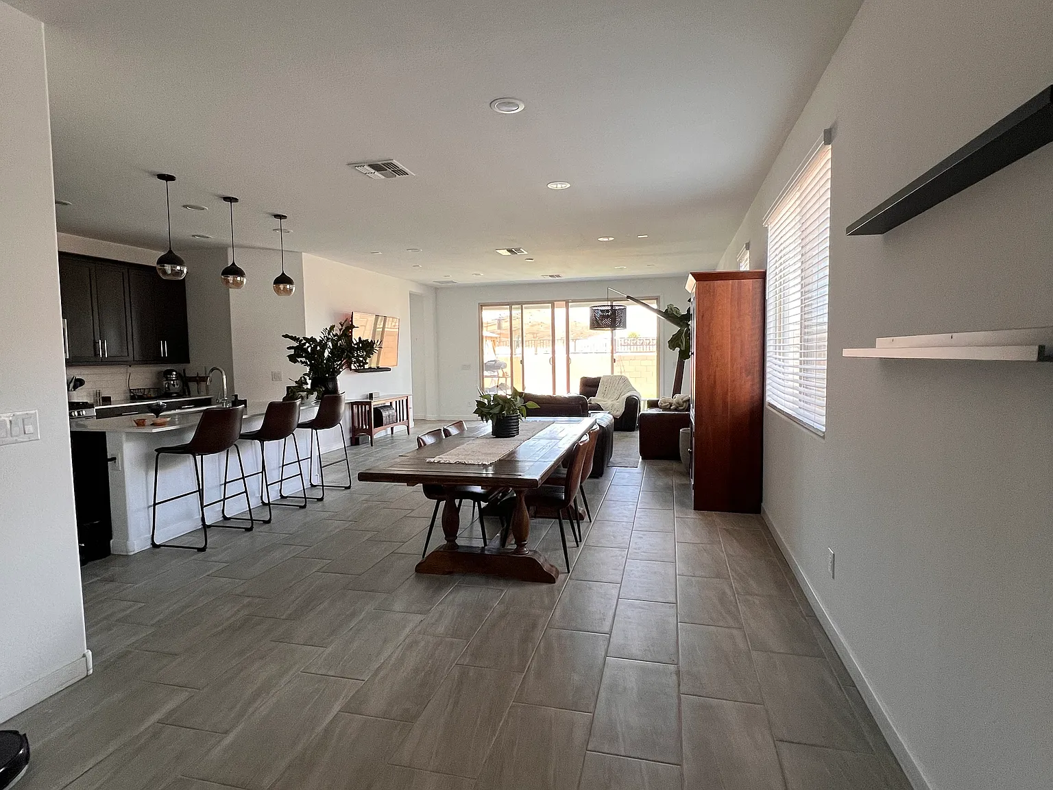 4 bed, 1924 sqft, $2,695 — Photo 3