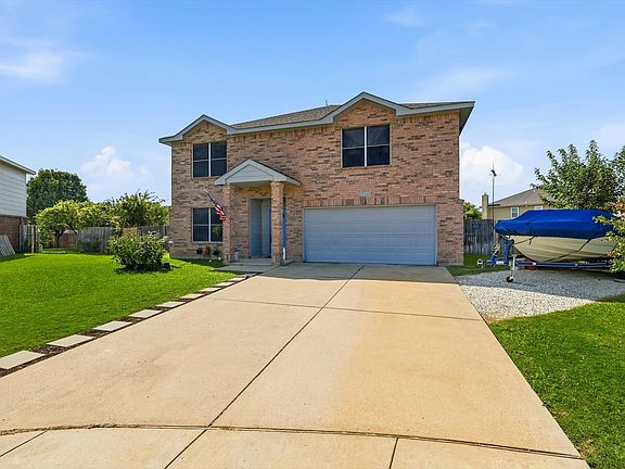 3rd image of 214 Hawthorne Ct